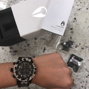 **Unique Women’s Nixon 42-40 Leopard Watch**